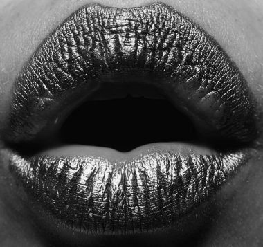 Dişi dolgun dudakları altınla kapat. Altın parıltılı ruj. Seksi dudak için parlak bir tarz. Şehvetli kadın dudakları. Şatafatlı altın ağız. Parlak altın dudaklar. Altın boyalı altın dudaklar veya metalik ruj