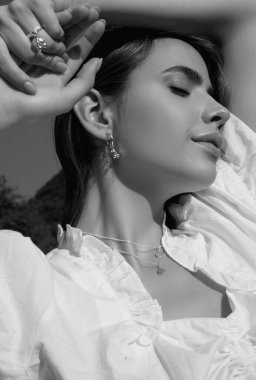 Yaz yeşilliklerinde poz veren seksi bir kadın. Köydeki genç ve seksi bayan. Açık hava eğlence aktivitesi. Kırsal ve yaşam tarzı konsepti. Kırsal tarzda. Doğa kadını.