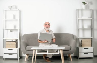 Bilgisayarda çalışan orta yaşlı bir iş adamı. Yaşlı iş kadını, iş görüşmesi için başvuran kişi, kıdemli iş başvurusu.