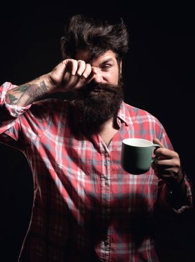 İyi sabahlar. Mans bir fincan kahve tutuyor. Sabah çayı. İyi sabahlar. Çay fincanlı adam. Bir fincan kahveli hippi adam. Sakallı adam gülümsüyor, elinde bardak çayı var. Uyan! Uyan! Mutlu bir gün. Sabah çayından sonra