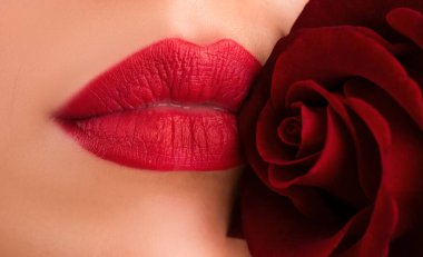 Seksi dolgun dudaklar, kırmızı ruj. Dudakları rujla yakın plan. Güllü güzel kadın dudakları