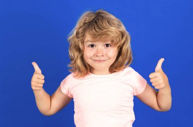 Komik gülümseyen çocuğun portresi, izole edilmiş stüdyo geçmişi. Mutlu çocuk, mutlu ve gülümseyen duygular