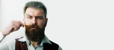 Klasik uzun sakallı sakallı ve bıyıklı sakallı eşcinsel. Berber, klasik berber dükkanı. Bıyıklı adamlar. Şablon web pankartı tasarımı. Yatay web sitesi başlığı