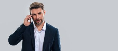 Takım elbiseli bir iş adamı cep telefonundan izliyor. Akıllı telefon kullanan yakışıklı adam, SMS mesajı yaz. Sosyal ağ. Başlık için afiş, kopyalama alanı. Web tasarımı için poster