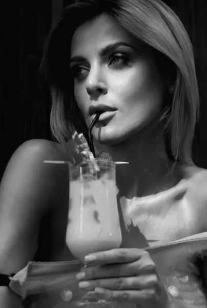 Modemodel Stylischem Sommeroutfit Bei Cocktailparty Mit Leckerem Alkoholcocktail Sexy Frau — Stockfoto