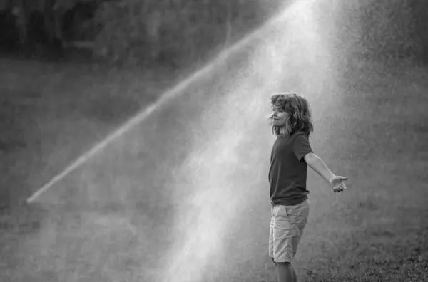 Ребёнок Играет Летнем Заднем Дворе Веселье Саду Ребенок Играет Водяным — стоковое фото