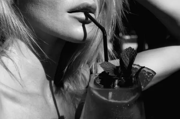 Nahaufnahme Weiblicher Sinnlicher Lippen Und Mund Die Limonadencocktails Trinken Cocktailkarte — Stockfoto