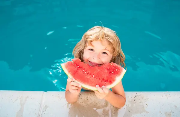 Porträt Eines Jungen Der Eine Scheibe Wassermelone Pool Isst Und — Stockfoto
