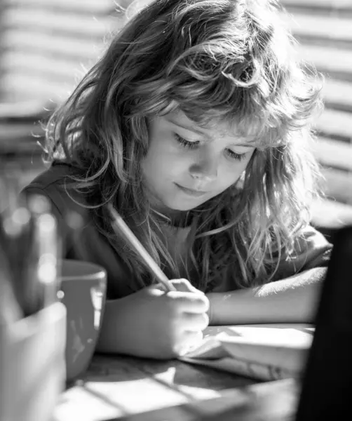 学校の授業で宿題を書いている子供 家の子供の男の子は 自宅で子供のためのクラスを描画します 宿題をして授業で学ぶホームスクールの少年 — ストック写真