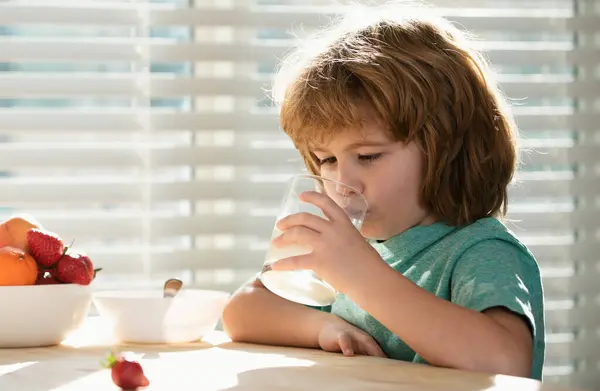 Bebê Bebendo Iogurte Kefir Leite Para Crianças — Fotografia de Stock