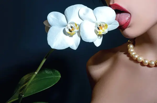 Sexig Kvinnlig Tunga Slicka Blomma Orkidé Och Kvinnoläppar Orkidé Blomma — Stockfoto