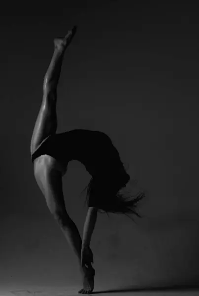 足の分割 黒い背景に伸びる黒い下着のセクシーなバレリーナ バレエ芸術の概念 セクシーなポールダンサー 美しいですセクシーフィットネス女の子とともに素晴らしいですフィギュアFlexing彼女の完全な体 — ストック写真