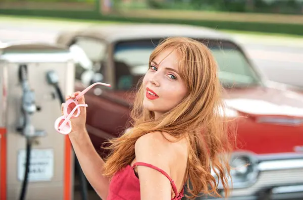 Blondynka Zmysłowa Młoda Kobieta Pobliżu Samochodu Zewnątrz Seksowna Kobieca Twarz — Zdjęcie stockowe