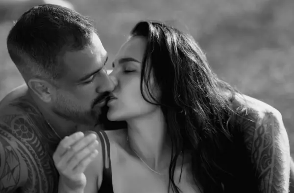 Uwielbia Całować Para Zakochanych Pocałunków Namiętny Pocałunek Romantyczny Moment Miłośnicy — Zdjęcie stockowe