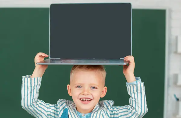 Zbliżenie Portret Dziecka Trzymającego Laptopa Głowie Gadżety Nauki Edukacja Komputerowa — Zdjęcie stockowe