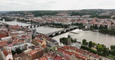 Çek Cumhuriyeti Prag 'daki Charles Köprüsü ve Prag Kalesi' nin havadan görüntüsü. Prag 'ın eski kasabası. Evlerin ve Vltava nehrinin kırmızı kiremitli çatılarının havadan görüntüsü. Şehir merkezindeki tarihi bina.