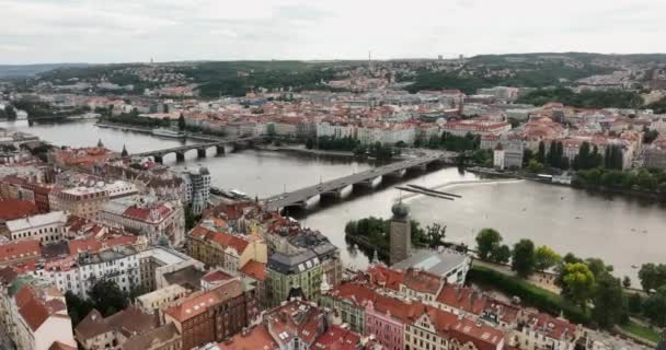 Vue aérienne du pont Charles et du château de Prague à Prague, République tchèque. Vieille ville de Prague. Vue aérienne des toits de tuiles rouges des maisons et de la rivière Vltava. Bâtiment historique, centre-ville