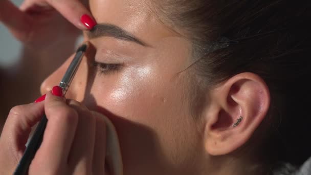 Professionell Makeup Artist Som Arbetar Med Vacker Ung Kvinna Närbild — Stockvideo