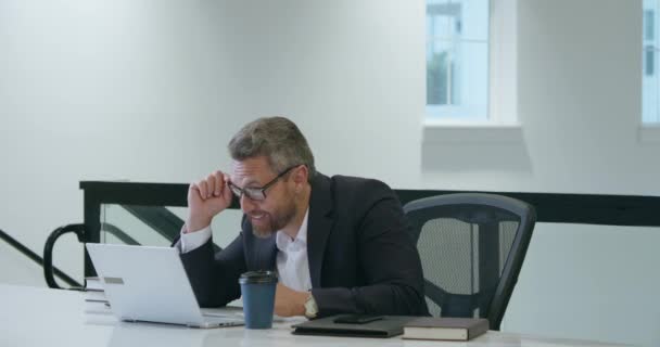 Homem Negócios Fala Online Escritório Homem Reunião Com Laptop Trabalhador — Vídeo de Stock
