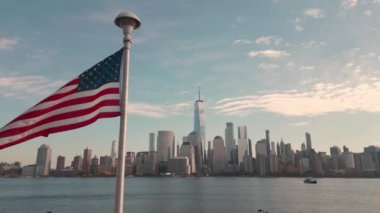 Manhattan, New York hava manzaralı. New York 'ta Amerikan bayrağı. Anma Günü, Gaziler Günü, 4 Temmuz, New York. New York yakınlarında Amerikan Bayrak Dalgası, Manhattan manzaralı. New York, Manhattan silueti