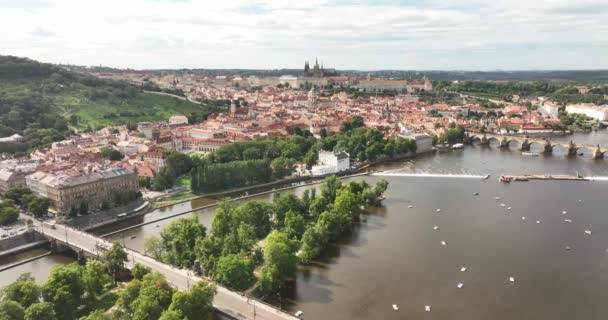 Images vidéo de la vue aérienne Pont Charles, rivière Vltava à Prague, République tchèque. Panorama de ville. Vue panoramique Prague vieille ville. Vol par drone au-dessus de la ville de Prague, vue panoramique. Rivière Vltava
