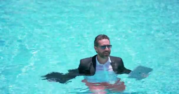 Verrücktes Sommergeschäft Verrückter Freiberufler Schwimmbad Verrückter Geschäftsmann Neoprenanzug Schwimmbad Dienstreisen — Stockvideo