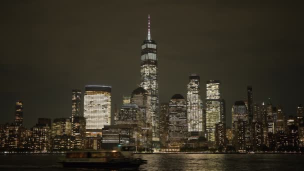 纽约市的天际带着摩天大楼在赫德森上空盘旋 曼哈顿夜晚 市中心 纽约夜晚摩天大楼 纽约的空中航线 — 图库视频影像