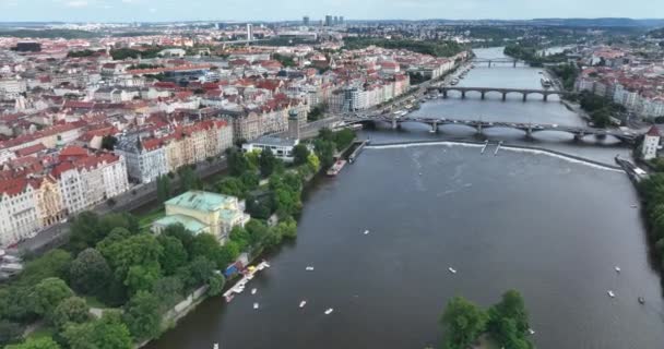Prague vue aérienne panoramique de l'architecture de la vieille ville. Rivière Vltava, ponts à Prague, République tchèque. Vue panoramique sur drone aérien de Prague au-dessus de Prague avec église et vieux bâtiment européen