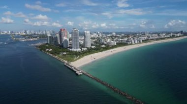 South Point, South Beach, Miami, Florida 'nın havadan görüntüsü. South Pointe Parkı, Miami Hükümet Kanalı