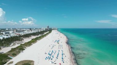 Miami Sahili 'nin havadan görüntüsü. Güney Sahili, Miami Sahili. Florida mı? Haulover Parkı. Miami Plajı 'nda gökdelenlerin mavi bulutlu manzarası