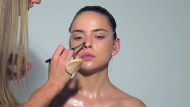 Artista Maquillaje Profesional Trabajando Con Una Hermosa Mujer Joven Primer — Vídeos de Stock