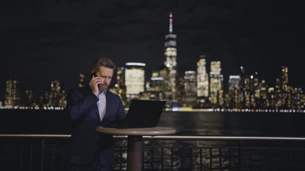 Empresário Terno Usando Laptop Falando Telefone Livre Noite Nova York — Vídeo de Stock