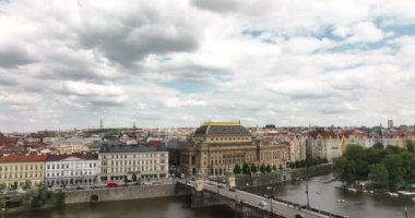 Charles Köprüsü 'nün, Prag' daki Vltava Nehri 'nin video görüntüleri. Şehir panoraması. Prag 'ın panoramik manzaralı eski kasabası. Prag üzerinde insansız hava aracı uçuşu, üst manzara. Vltava Nehri