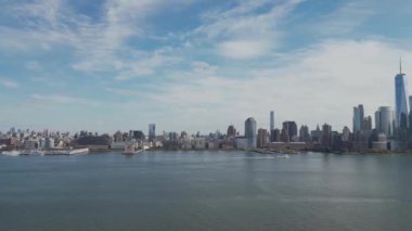 İnsansız hava aracından Manhattan silueti. Hudson nehrinin üzerinde Manhattan. Manhattan New York şehir manzarası, hava manzarası. Manhattan şehir merkezi gökdelenleri ile nehir üzerinde yansımaları olan