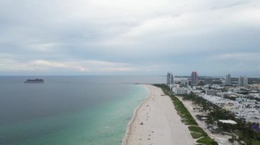 Miami Plajı, binaların ve okyanusun havadan görünüşü. Miami South Beach 'in hava manzarası. Florida 'da lüks daireleri ve su yolu olan Miami Plajı.