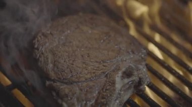 Ateşte kavrulmuş et. Izgarada alevli biftek. Alevli ızgarada pişen et biftekleri. Barbeküde kızartılmış et. Izgarada biftek. Izgarada ateşte pişmiş et.