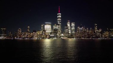 New York, Manhattan, günbatımı şehir ışıkları. Manhattan 'da bir gece, New York hava manzaralı. New York Şehri, İHA 'dan New York manzarası. New York, Manhattan silueti. Gece şehri sahnesi New York, ABD