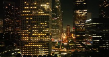 Los Angeles şehir merkezindeki aydınlık sokaklar alacakaranlıktaki alacakaranlıkta ufuk çizgisi. Hava görüntüsü. Alacakaranlık 'ta Los Angeles. Los Angeles şehir merkezindeki gece siluetinin hava görüntüsü. Los Angeles Vadisi California şehir manzarası gecesi