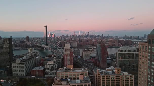 纽约的天际线纽约的建筑 纽约大楼 纽约的天际线以曼哈顿为背景的布鲁克林大桥的空中景观 纽约黄昏时分 纽约的天际线布鲁克林大桥 — 图库视频影像