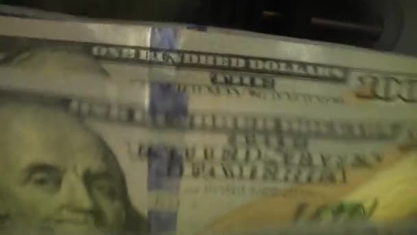 关闭点钞机计数美元钞票 钞票柜台 有美元钞票的货币柜台 自动取款机在数着100美元钞票 — 图库视频影像