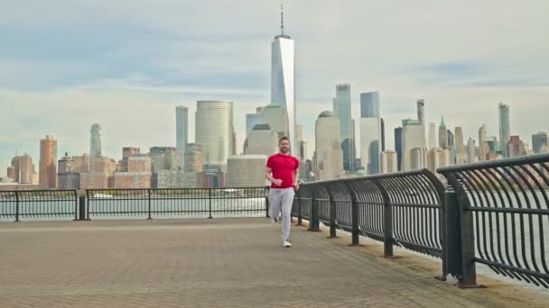 有人逃跑了成熟的男子在纽约街头公园慢跑 男子在阳光灿烂的日子跑步 户外活动 一个英俊的男人在春天的时候在公园里跑步 健康的积极退休和户外运动 — 图库视频影像