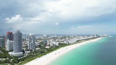 Miami Sahili, Skyline ve Ocean. İHA 'dan Miami Plajı' nın tropikal cennet videosu. Miami South Beach Havacılık Panoraması. Florida 'da turizm merkezi oteller ve okyanus