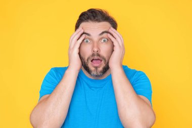 Şaşırmış bir adam. Şaşırmış yüz ifadesi olan yakışıklı bir adama yaklaş. İspanyol adam korku ve şaşkınlık içinde, şaşkınlık içinde, şaşkınlık içinde, şaşkınlık içinde, korku ve heyecan içinde. Omg surprise ya da wow konsepti