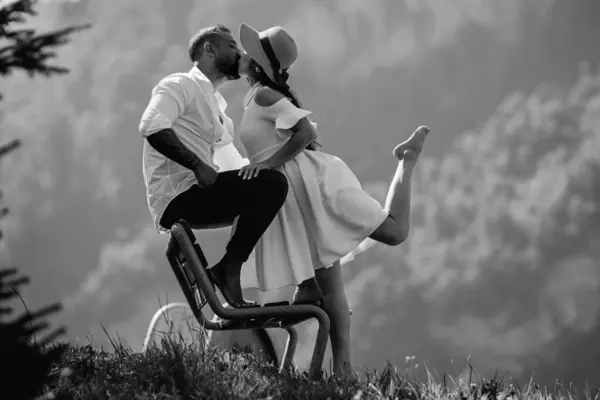 Ett Par Förälskade Kyssar Passionerad Kyss Romantiskt Ögonblick Upphandlingsälskare — Stockfoto