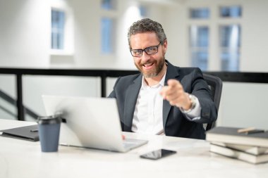 İş yerleri. Ofiste dizüstü bilgisayarla çalışan bir iş adamı. İşadamı yönetici dizüstü bilgisayar kullanıyor. Ofis işyerinde milenyum müdürü. Ofis çalışanları, iş adamları.