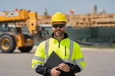 Kasklı Bilder. Kasklı bir inşaat işçisi. İnşaat binasında sanayi işçisi. Dış mekan mühendisi portresi. İnşaat alanında çalışan bir işçi. Miğferde inşaat yöneticisi