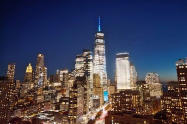 Gündoğumunda New York City Manhattan 'da. Gece vakti Manhattan. New York Gecesi Manhattan 'ın havadan görüntüsü. Dünya Ticaret Merkezi ile Manhattan silueti. Ünlü simgeler, gökdelenlerin gökdelenleri. Büyük şehirde gece trafiği