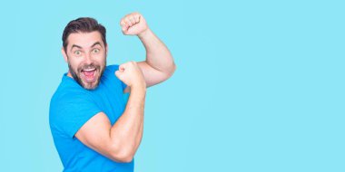 Kazanan. Başarılı bir adam kollarını kaldırdı. Kollarını kaldırıp başarıyı kutlayan heyecanlı adam. Heyecanlı erkek kazanan kazananı kutluyor. Neşeli iş adamı zaferin tadını çıkar.