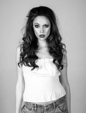 Kadın stili. Kırmızı Dudaklı Güzel Kadın. Dumanlı Göz. Güzellik Kozmetikleri