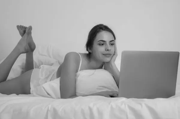 Kvinnan Tittar Laptop Vacker Ung Kvinna Använder Laptop Sängen Hemma Stockbild